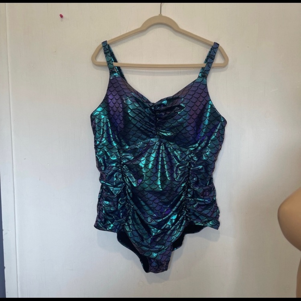 TORRID Green Iridescent Mermaid Everyday Wire Free One Piece Bathing Suit 3XD/DD